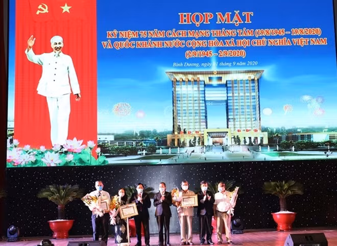 Lãnh đạo Tỉnh ủy, UBND tỉnh Bình Dương chụp hình lưu niệm với các cá nhân nhận Huy hiệu Đảng.