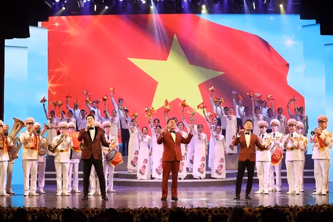 : NSND Tạ Minh Tâm, nghệ sĩ Viết Danh, Phúc Tiệp hát cùng dàn nhạc trong phần mở màn chương trình.