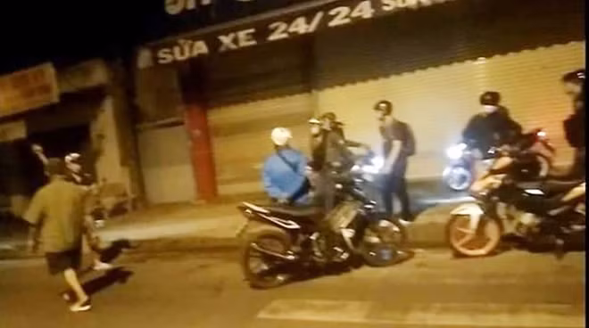 Hình ảnh người dân ghi lại băng nhóm tự xưng là CSHS ở quận Thủ Đức.