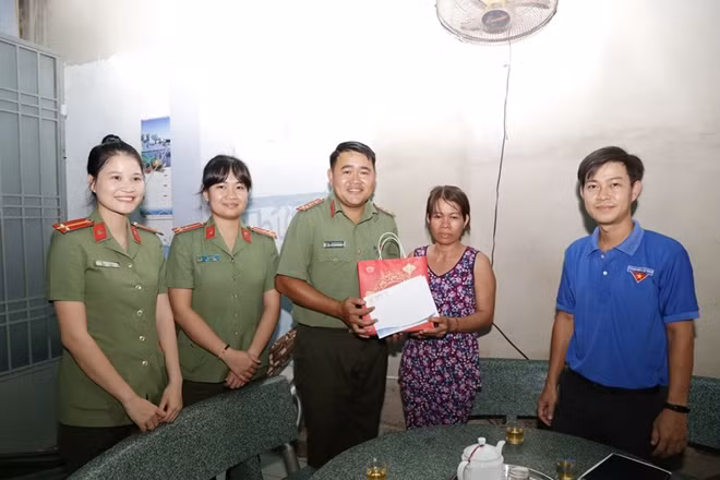 Thăm, tặng quà các gia đình có hoàn cảnh khó khăn có thân nhân đang công tác tại biên giới, hải đảo.