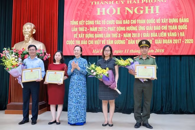 Phó Bí thư thường trực Thành ủy Hải Phòng Nguyễn Thị Nghĩa tặng bằng khen cho các tập thể và cá nhân.
