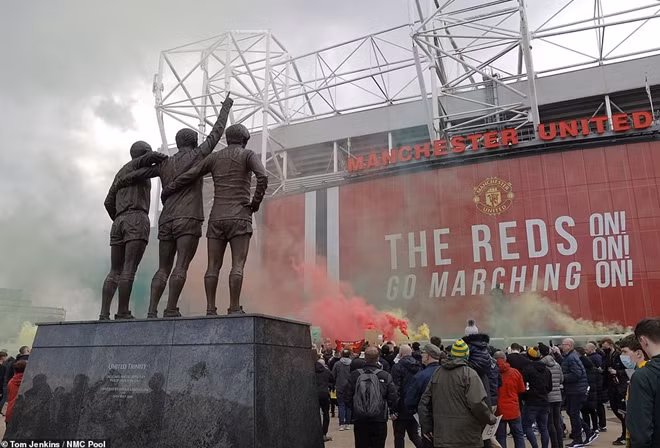 Đây là lần thứ 2 trong 1 tháng qua, các CĐV Man Utd biểu tình bày tỏ sự giận dữ với các ông chủ người Mỹ của CLB.