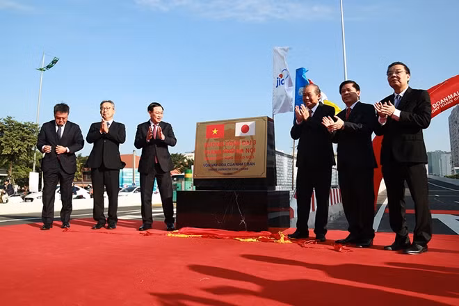 Phó thủ tướng Trương Hòa Bình cùng lãnh đạo UBND TP.Hà Nội - Bộ Giao thông mở biển gắn tên công trình cầu cạn Mai Dịch - Nam Thăng Long.