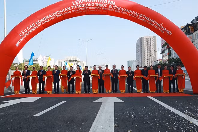 Đại diện lãnh đạo Chính phủ, Bộ GTVT, UBND TP Hà Nội cùng các cơ quan cắt băng khánh thành