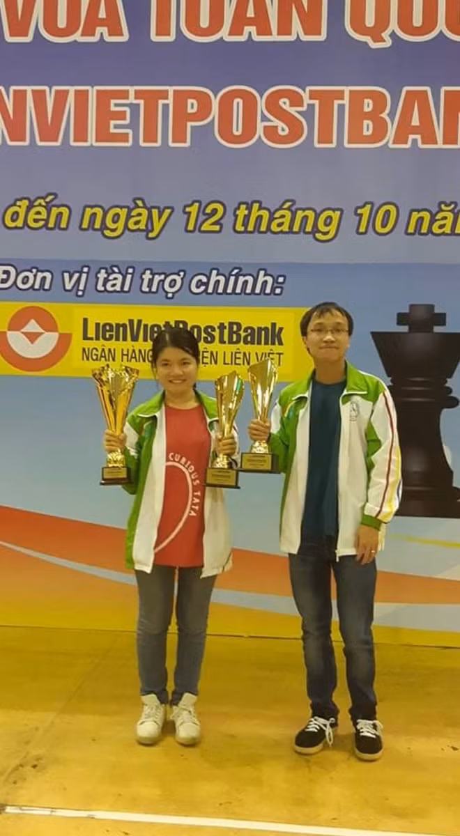 Cặp vợ chồng Thảo Nguyên - Trường Sơn lần lượt đứng đầu cờ chớp nữ và nam, tại giải cờ vua toàn quốc 2020.