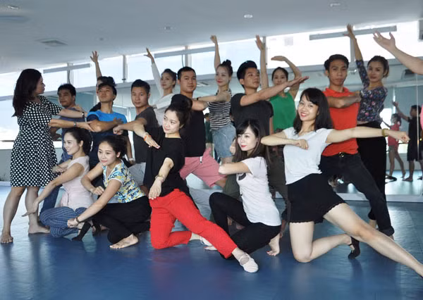 Nghệ sĩ tập luyện trước ngày tổng duyệt chương trình.