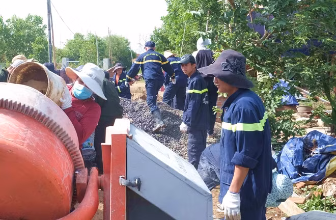Các đoàn viên thanh niên Công an hăng hái làm đường giúp dân.