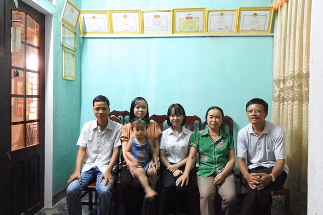 Em Lý (người thứ ba từ phải sang) cùng bố mẹ và người thân.