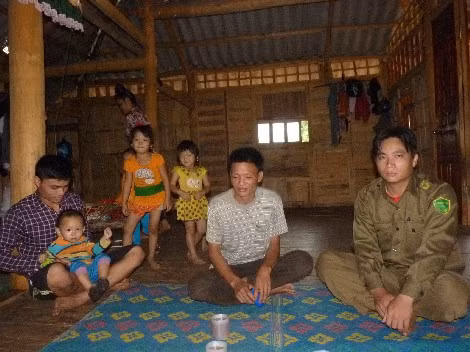 Anh Ơn (ngồi giữa) với cuộc sống ổn định bên con, cháu.
