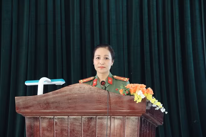 Thượng tá Nguyễn Thúy Quỳnh, Phó Tổng Biên tập Báo CAND phát biểu tại buổi trao quà cho bà con xã Cẩm Thành.