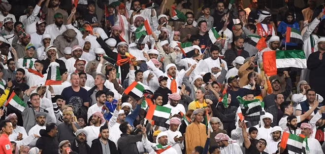 Sự phấn khích của các CĐV UAE sau khi đội chủ nhà giành vé vào chơi trận bán kết. Ảnh: AFC.