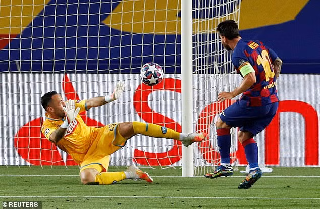 13 phút sau, Messi đã tạo ra sự khác biệt với pha xử lý thiên tài khi anh đột phá vào thẳng trung lộ, anh vượt qua đến 3 cầu thủ Napoli trước khi cứa lòng chân trái vào góc xa giúp Barca có được bàn thắng thứ 2.