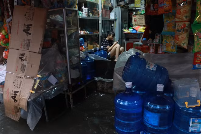 Nước ngập tràn vào cả nhà dân...