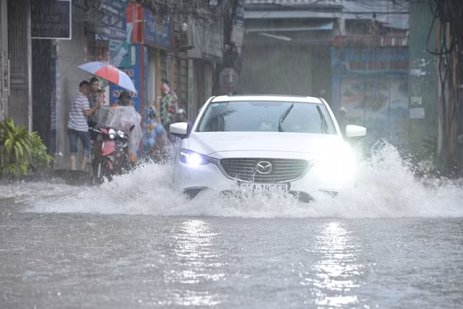 Chiều 30-7-2019, Hà Nội có mưa to. Lượng mưa lớn trút xuống khiến nhiều con phố Thủ đô ngập nặng.