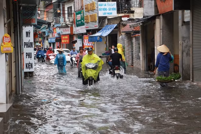 Phố Bùi Xương Trạch (Khương Đình, Thanh Xuân) cũng ngập nặng.