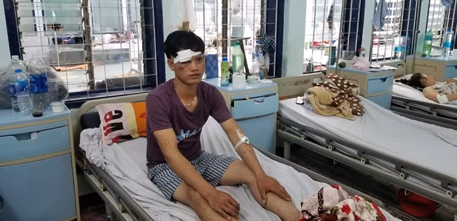 Nạn nhân A Thiêng đang được điều trị tại Bệnh viện đa khoa tỉnh Kon Tum.