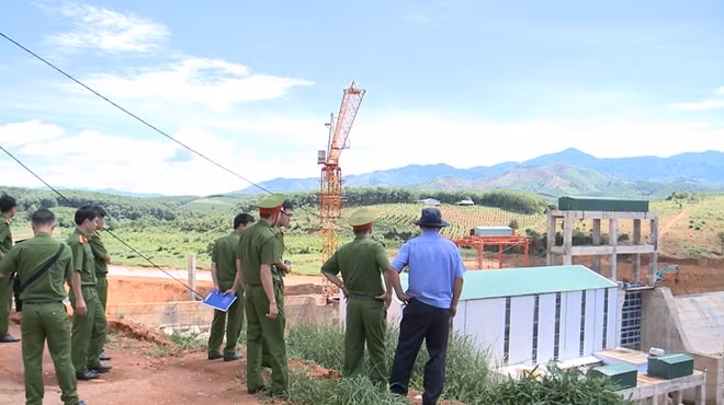 Cơ quan Công an khám nghiệm hiện trường, điều tra nguyên nhân vụ tai nạn.