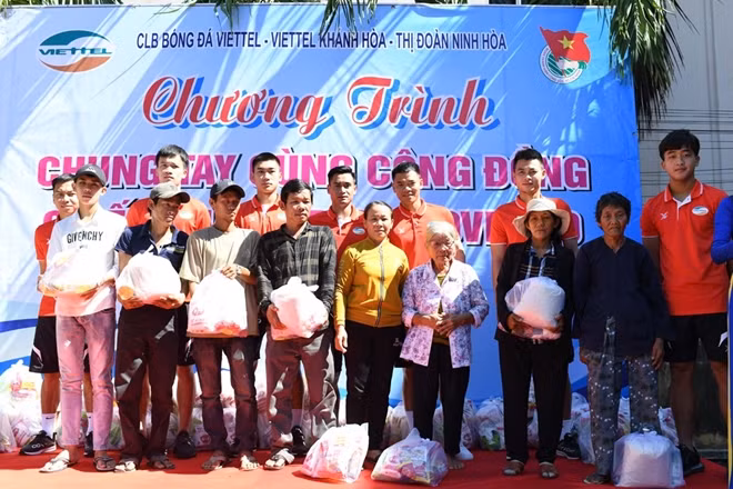 CLB Bóng đá Viettel đã phối hợp cùng Viettel Khánh Hòa và thị đoàn Ninh Hòa (tỉnh Khánh Hoà) tổ chức chuỗi hoạt động “Chung tay cùng cộng đồng thổi bay dịch COVID-19”.