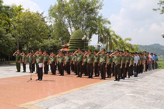 Đoàn Báo CAND trong chuyến về nguồn. Đoàn Báo CAND trong chuyến về nguồn.
