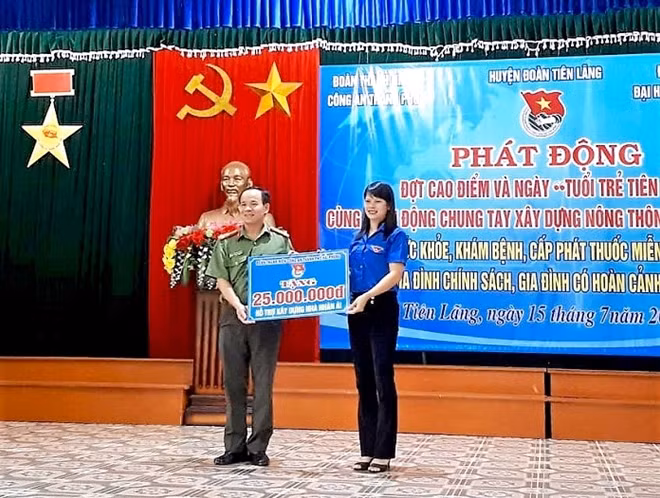 Đại diện Đoàn Thanh niên Công an TP Hải Phòng trao 25 triệu đồng hỗ trợ xây dựng nhà nhân ái.