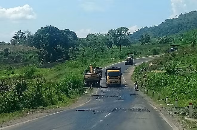 Đường Trường Sơn Đông đoạn qua địa bàn tỉnh Đắk Lắk đang bị xuống cấp, hư hỏng nặng.