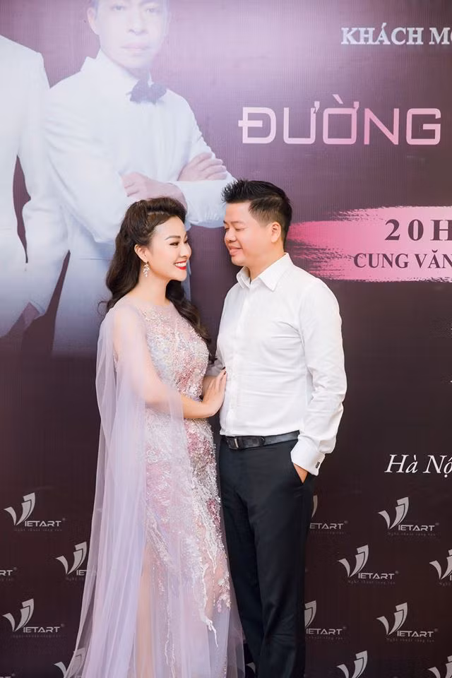 Đăng Dương và vợ trong họp báo live show “Đường chúng ta đi”.