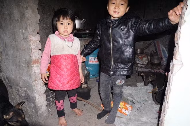 Trời rét nhưng có những đứa trẻ của vợ chồng anh Trường vẫn đi chân đất.
