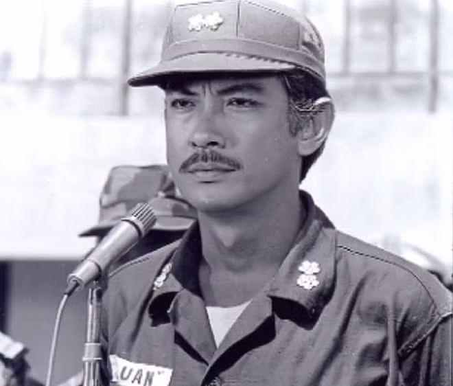 Nghệ sĩ Chánh Tín trong phim “Ván bài lật ngửa”.