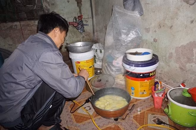 Nồi canh khoai tây là thức ăn chính của gia đình anh Trường trong bữa cơm tối.