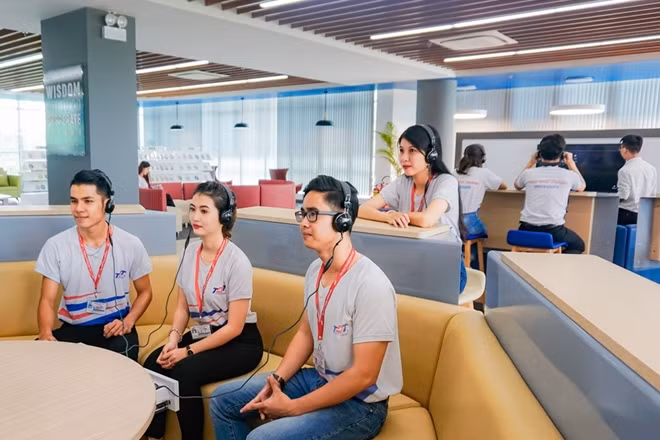 Sinh viên Trường Đại học Tôn Đức Thắng được nghiên cứu trong một thư viện điện tử hiện đại kết nối với cơ sở dữ liệu của 9.000 thư viện lớn nhất trên thế giới.