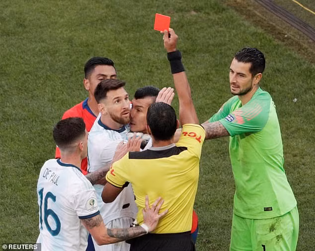 Tình huống nhận thẻ đỏ của Messi trong trận đấu với Chile.