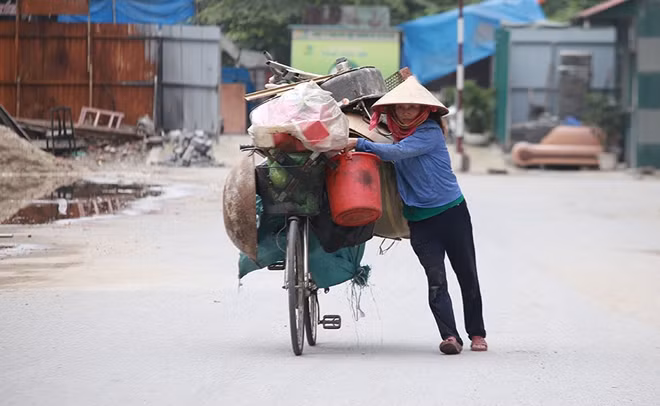 Một chuyến xe đầy ắp hàng đồng nát này phần nào giúp cho chị Hạnh trang trải cuộc sống.
