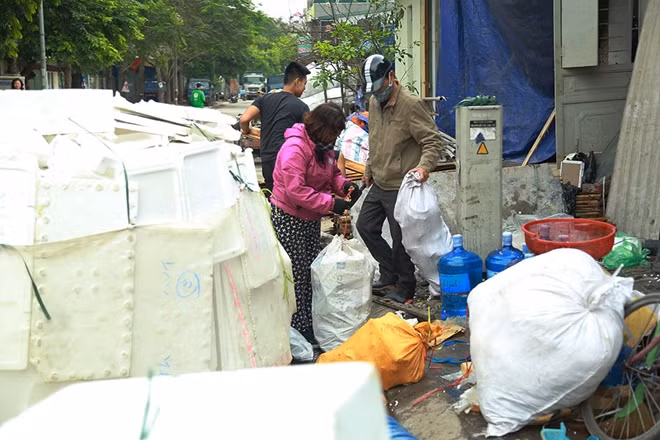 Vựa ve chai trên phố Đội Cấn của gia đình chị Hoa vẫn chưa lấy lại sự tấp nập như thường lệ song việc Hà Nội nới lỏng giãn cách xã hội thực hiện khiến chị vui mừng.