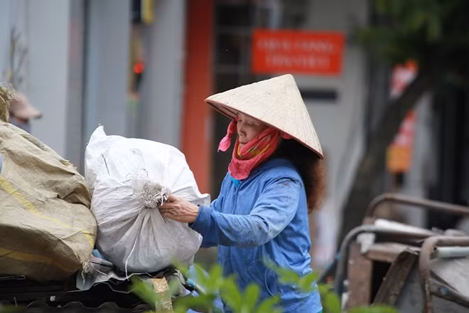 Những người làm nghề ve chai hay đồng nát tại Hà Nội chủ yếu là dân ngoại tỉnh. Họ thuê nhà và làm nghề này ở nhiều khu vực nội đô.