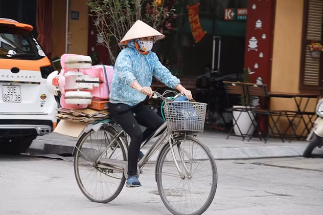 Trong thời gian Hà Nội thực hiện giãn cách xã hội, nhiều người làm nghề này chọn giải pháp về quê để tiết kiệm chi phí sinh hoạt.
