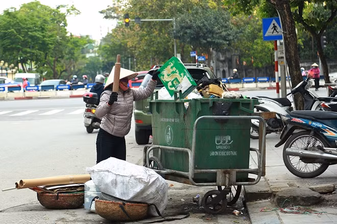 Ngay sau khi Hà Nội nới lỏng giãn cách xã hội, người làm nghề ve chai này đã quay lại Thủ đô. Họ tranh thủ ngay những ngày nghỉ cuối tuần để kiếm sống.