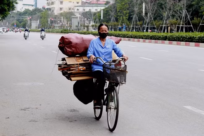 Sau 3 tuần thực hiện giãn cách xã hội, nhiều người làm nghề ve chai quay lại Hà Nội để tiếp tục mưu sinh.
