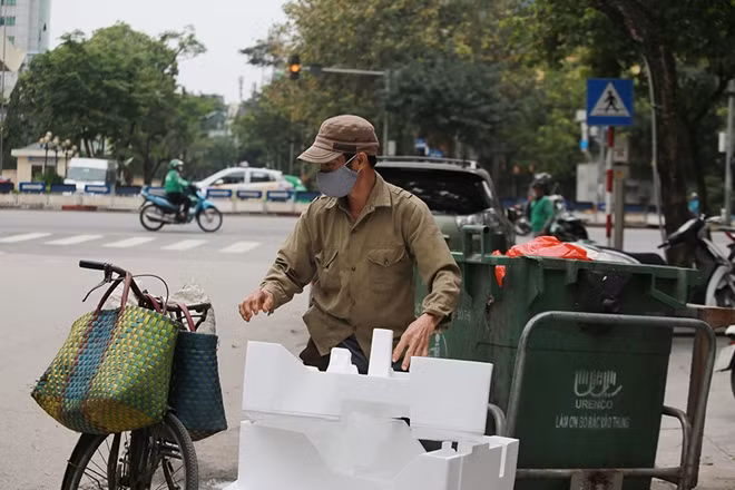 Anh Thể một người làm nghề ve chai ở phố Giang Văn Minh rất mừng vì Hà Nội đã nới lỏng giãn cách xã hội, bởi những người như anh dễ dàng mưu sinh hơn.