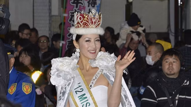 Ikumi Yoshimatsu là một trong số ít những nghệ sỹ dám đứng lên nói thẳng về mối quan hệ giữa tội phạm có tổ chức và ngành giải trí.