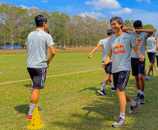 Tuấn Anh trở lại tập luyện cùng các đồng đội. Ảnh: HA.FC
