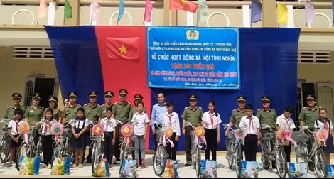 Công an Cửa khẩu Tân Sơn Nhất tặng quà gia đình chính sách và học sinh nghèo 