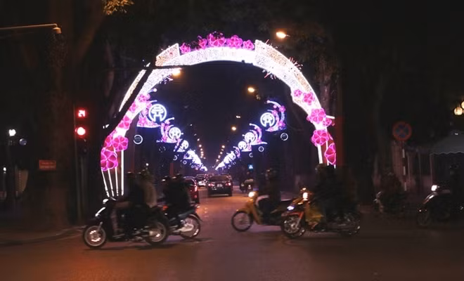 Không chỉ có đường Thanh niên nhiều tuyến phố của Thủ đô Hà Nội cũng được trang hoàng rực rỡ trong dịp cận Tết Nguyên Đán. Trong ảnh đường Phan Đình Phùng rực rỡ về đêm.