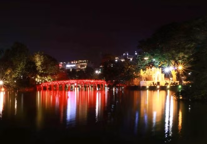 Hồ Hoàn Kiếm cũng như một không gian cổ tích khi đêm về.