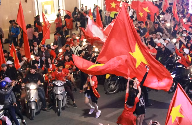 Cảm xúc vui sướng để vỡ òa của các CĐV sau chiến tích lịch sử của bóng đá Việt Nam tại đấu trường châu lục.