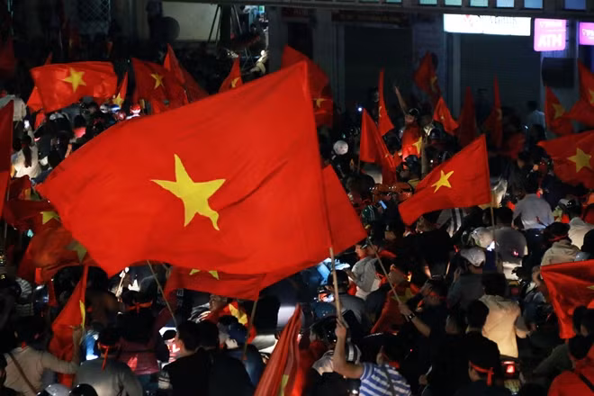 Những con phố đầy ắp người với cờ, băng rôn. Từng nhóm CĐV hô to "Việt nam vô địch" vang lên không ngớt xung quanh hồ Hoàn Kiếm.