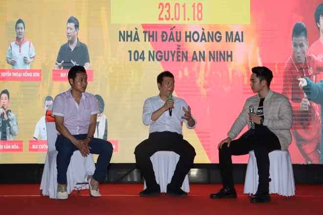 Anh và bình luận viên bóng đá Quang Huy có buổi bình luận trước trận đấu.
