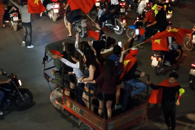 Gần như mọi phương tiện đều được các CĐV tận dụng để di chuyển trên các cung đường xung quanh hồ Hoàn Kiếm.
