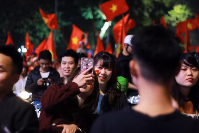 Rất nhiều người muốn ghi lại khoảng khắc đặc biệt này khi niềm tự hào dân tộc, sự mừng vui đến tột độ trong hôm nay. Đã 10 năm rồi kể từ khi Công Vinh và đồng đội vô địch Đông Nam Á, người ta mới được chứng kiến không khí như thế tại Hà Nội.