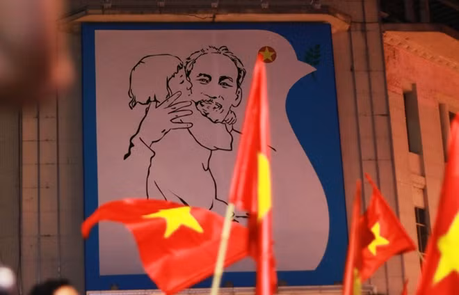 Bài hát "Như có Bác trong ngày vui đại thắng" luôn trên môi mỗi CĐV Việt Nam.