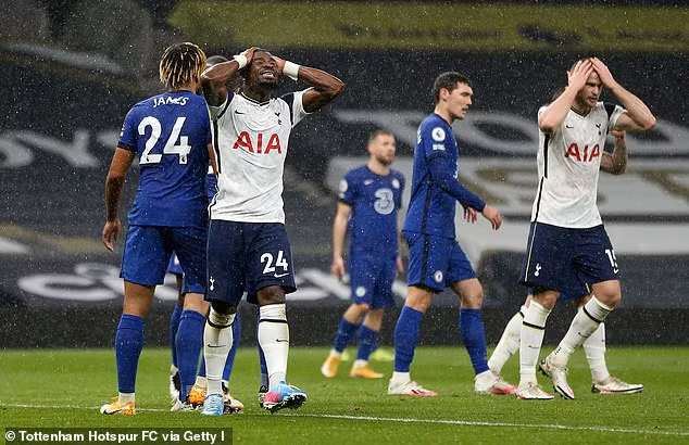 Trong khi đó Tottenham đã thua trận thứ 3 liên tiếp, Spur hiện giờ đứng thứ 8 với 33 điểm cách Top 4 tới 7 điểm. Trong khi đó Tottenham đã thua trận thứ 3 liên tiếp, Spur hiện giờ đứng thứ 8 với 33 điểm cách Top 4 tới 7 điểm.